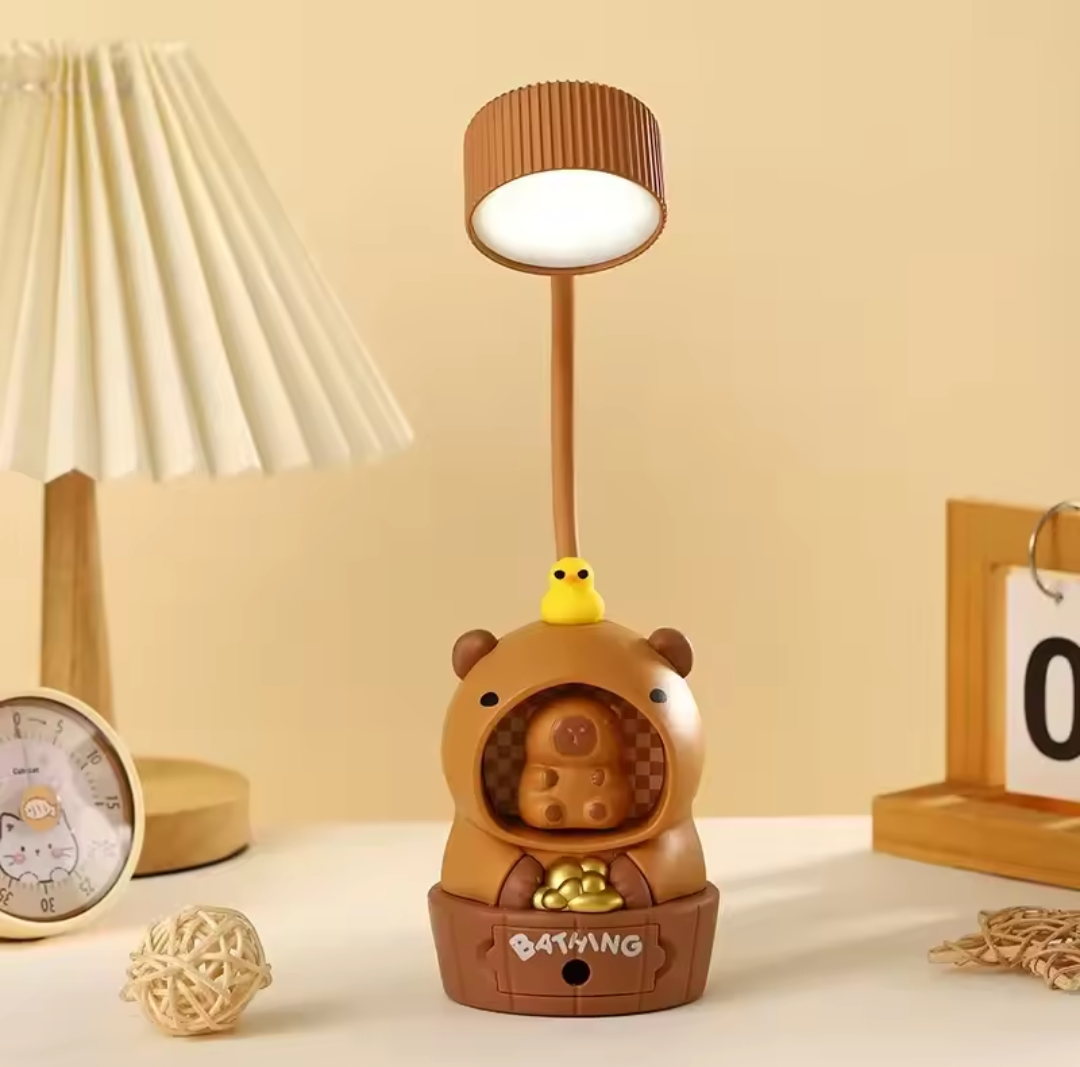 Lámpara LED de Escritorio Capibara – 3 en 1: Iluminación, Luz Nocturna y Sacapuntas.