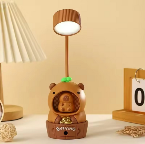 Lámpara LED de Escritorio Capibara – 3 en 1: Iluminación, Luz Nocturna y Sacapuntas.